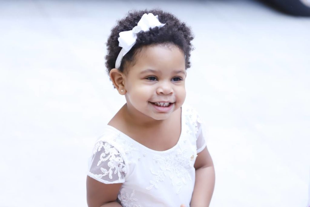 maria helena de branco sorrindo em batizado