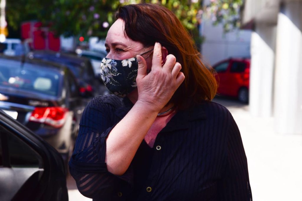 myrian rios de preto deixando hospital e mexendo no cabelo