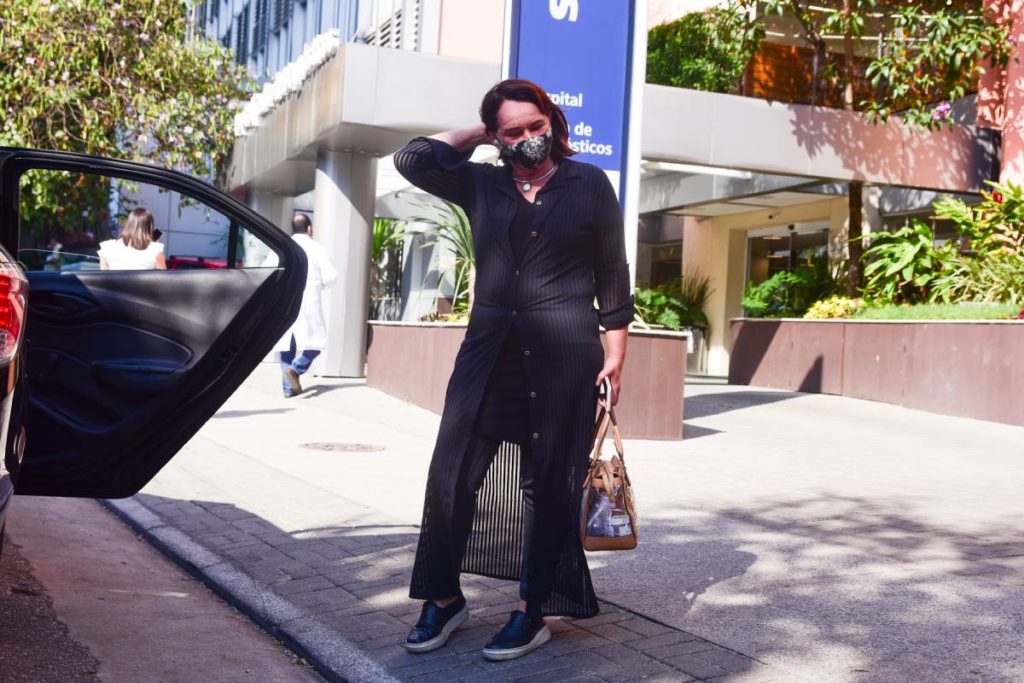 myrian rios posando perto de carro após receber alta de cirurgia na cabeça