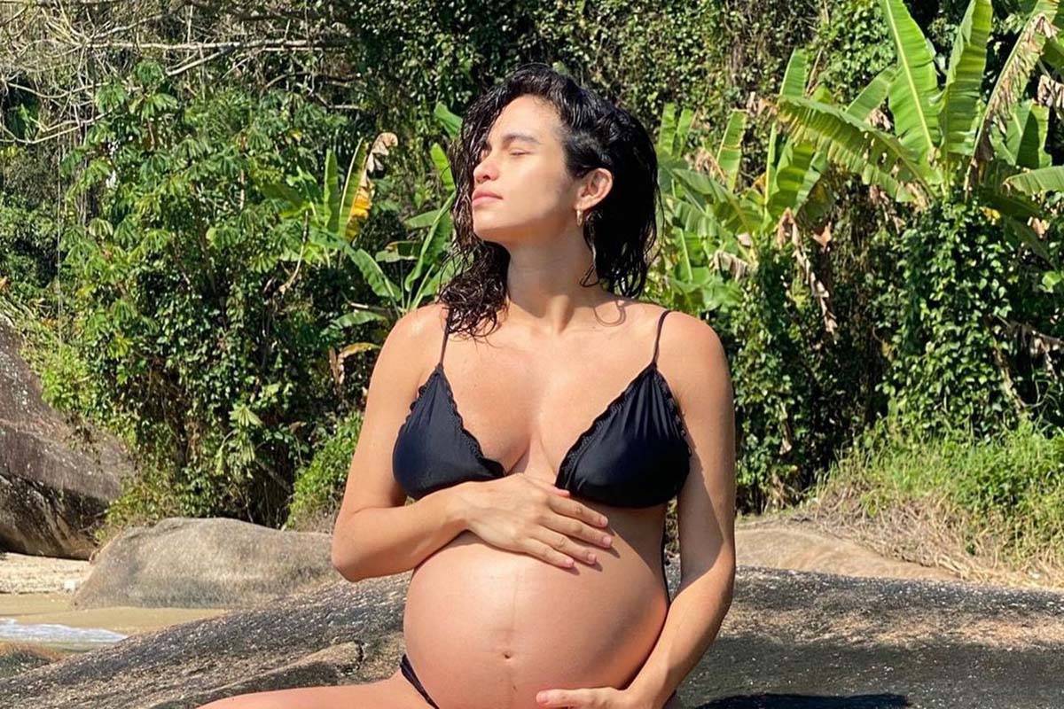 Nanda Costa posa em meio à natureza e mostra o barrigão de grávida