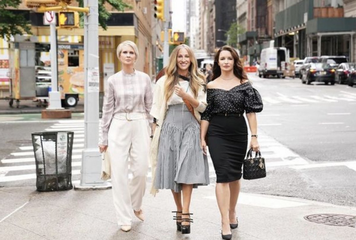 Cynthia Nixon, Sarah Jessica Parker, Kristin Davis, caminham em Nova York