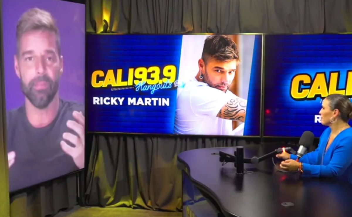 Ricky Martin no telão em entrevista virtual