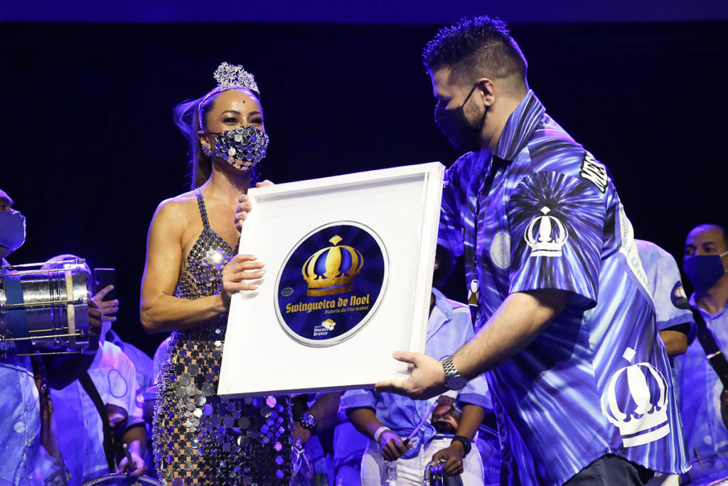 Sabrina Sato é presenteada pelo Mestre Macaco Branco