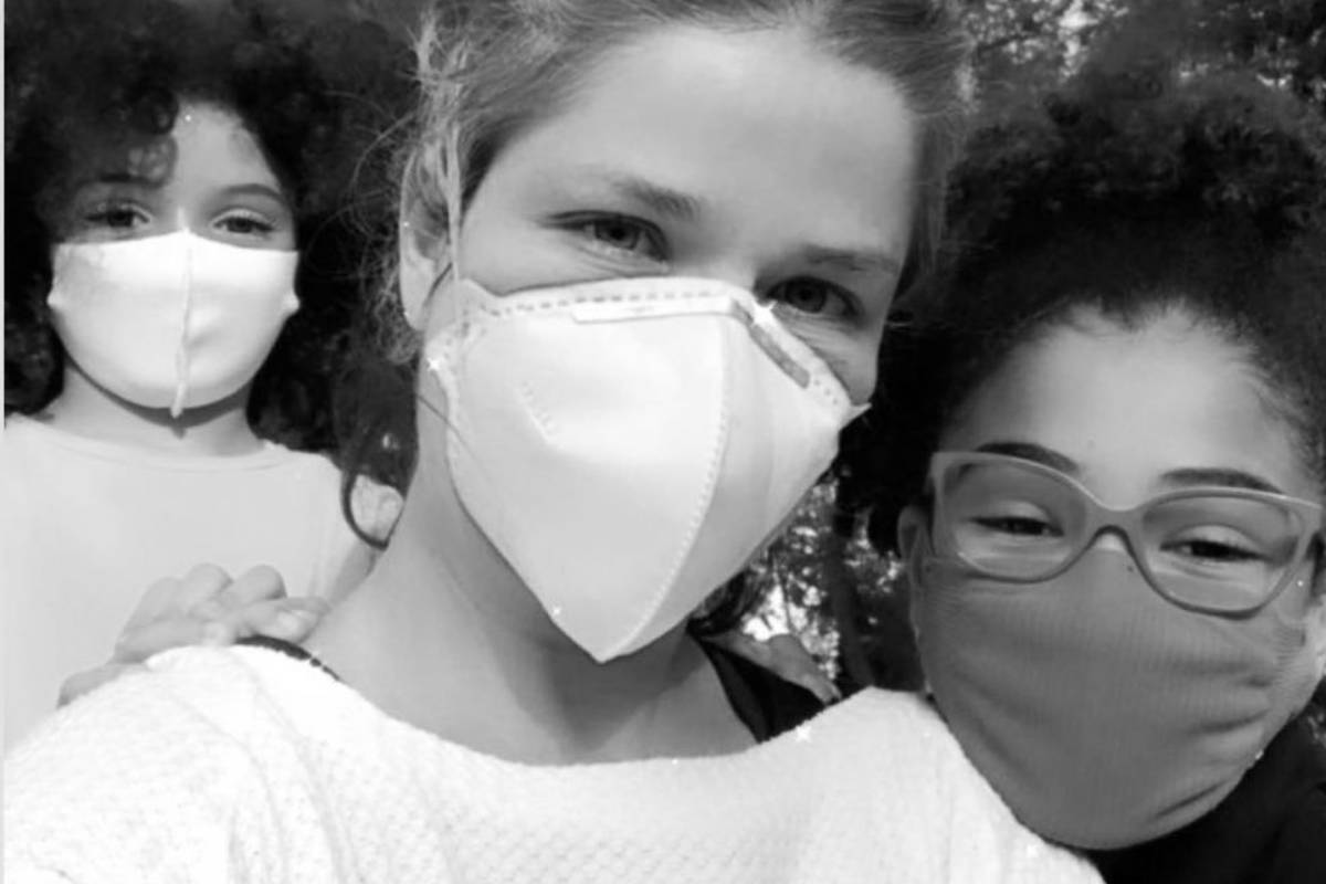 samara felippo posando com as filhas de máscara em foto preta e branca