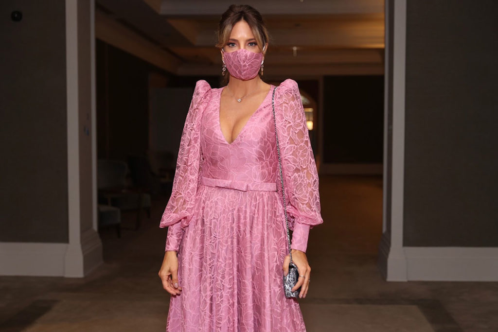 Ticiane Pinheiro com look combinando com máscara de proteção no casamento de Jô Pinheiro e Eduardo Nunes