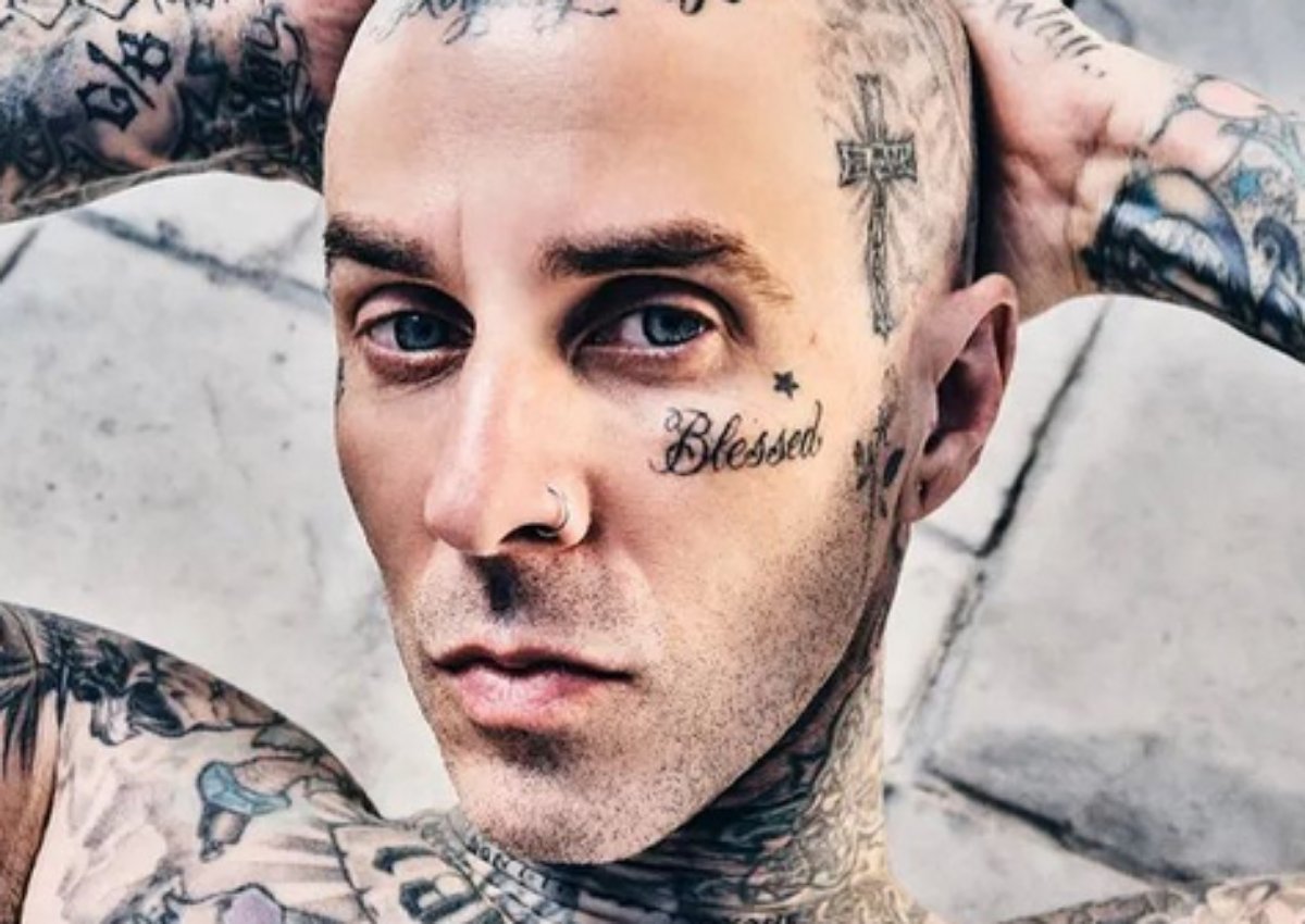 Travis Barker cheio de tatuagens em foto