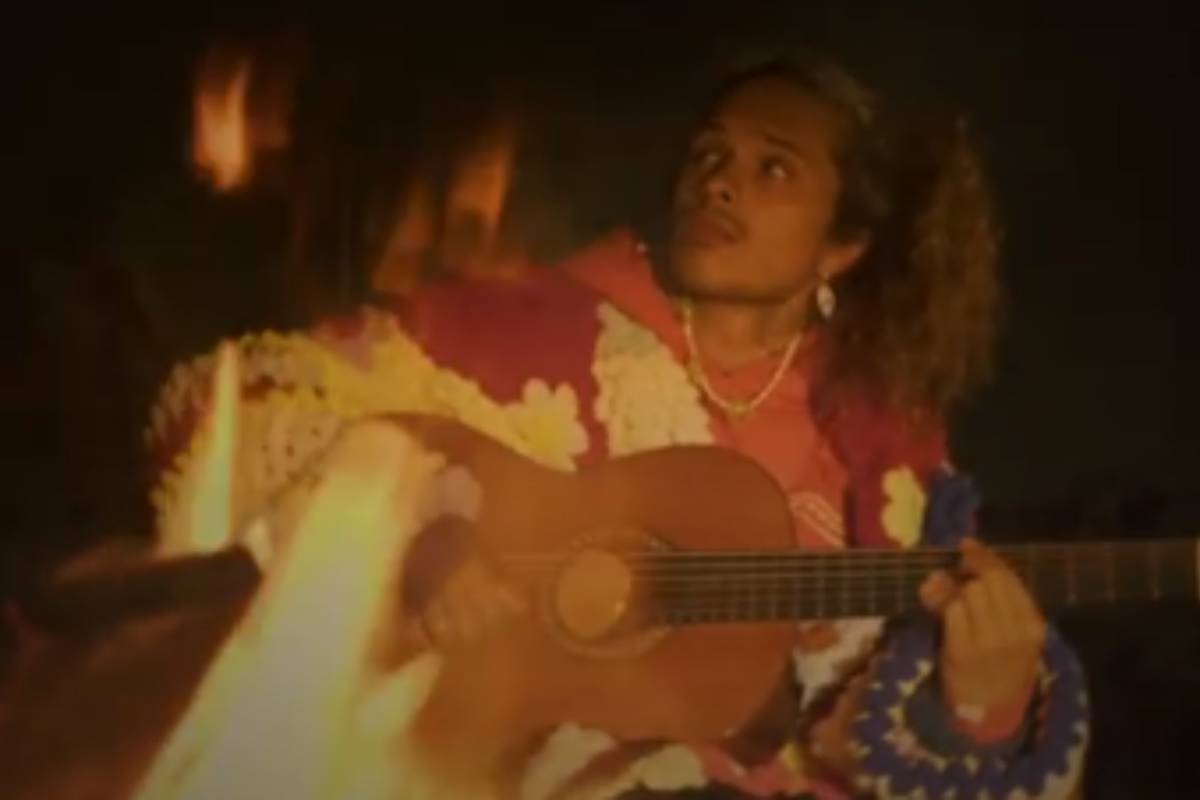 vitão tocando violão perto de fogueira em vídeo misterioso no instagram