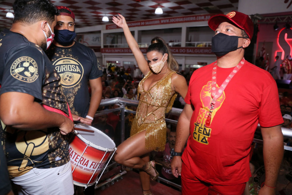 Viviane Araújo com parte da bateria do Salgueiro