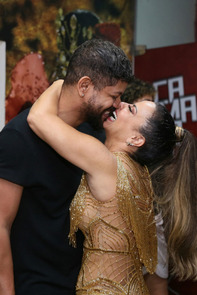 Guilherme Militão e Viviane Araújo sorriem com rostos coladinhos