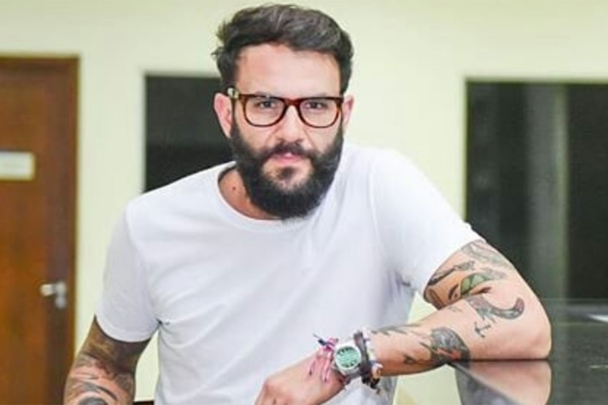 Foto de meio corpo de Wagner Santiago de camiseta branca e óculos