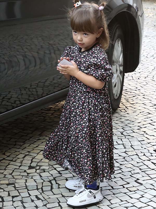 Zoe, filha de Sabrina Sato e Duda Nagle, usando um vestido estampado