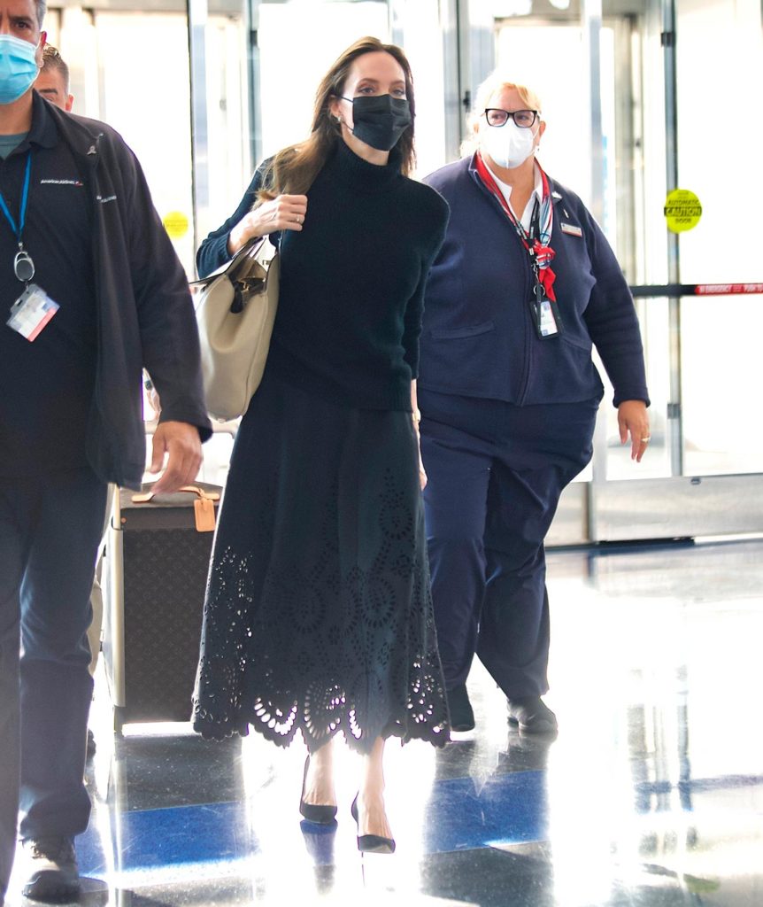 Angelina Jolie de máscara, no aeroporto de Nova York