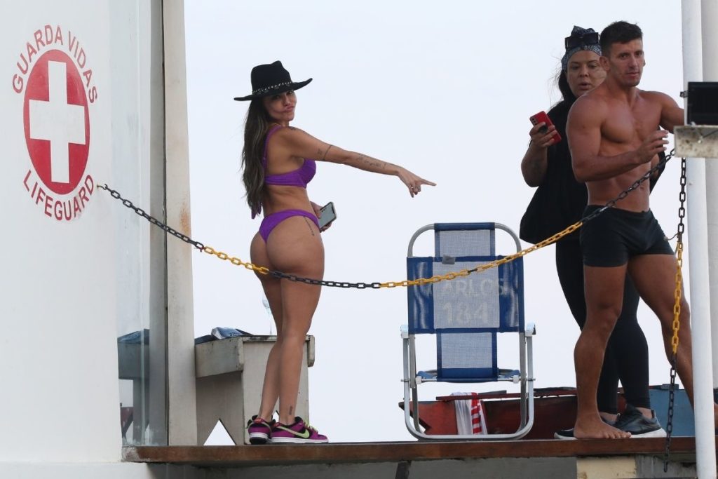 Liziane Gutierrez curte praia e posa com policiais