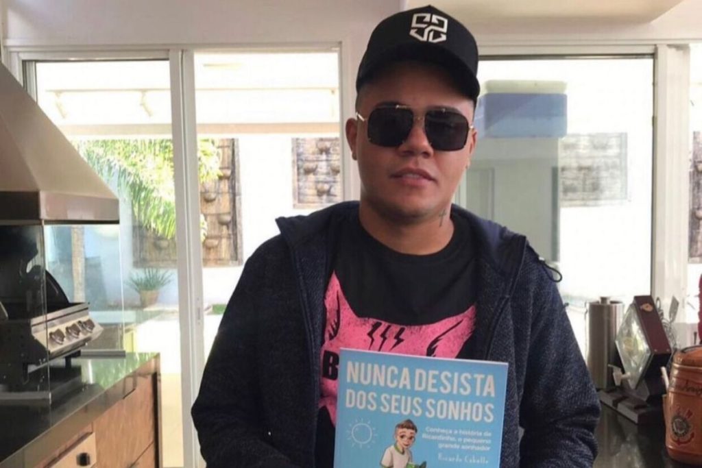 Felipe Araújo com livro de Ricardo Cabello
