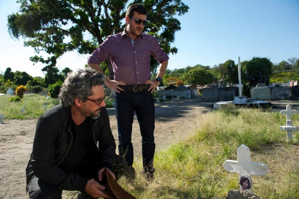 Império: José Alfredo (Alexandre Nero) e Josué (Roberto Birindelli)no tumulo de  Maurílio 