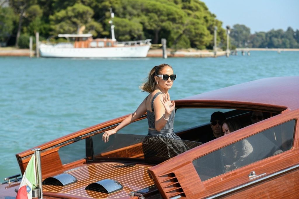 Jennifer Lopez em um taxi aquático no canal de Veneza