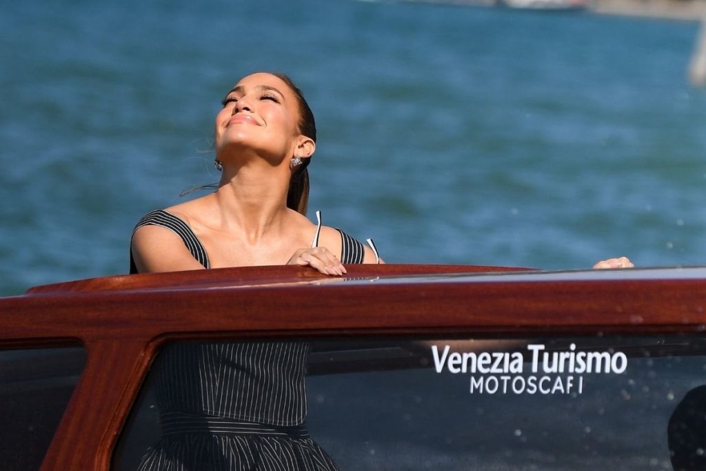 Jennifer Lopez desfrutando da brisa do canal de Veneza