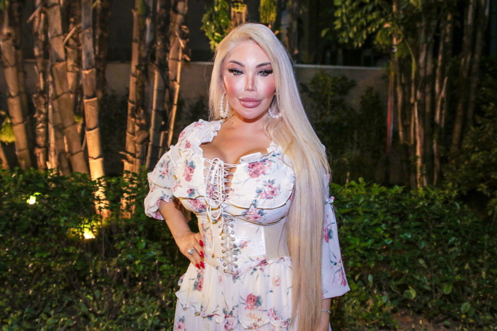 Jessica Alves de vestido posando para foto