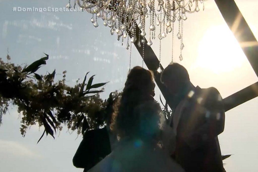 Joelma em cena do videoclipe SIM