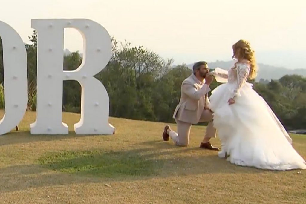 Joelma em cena do videoclipe SIM 