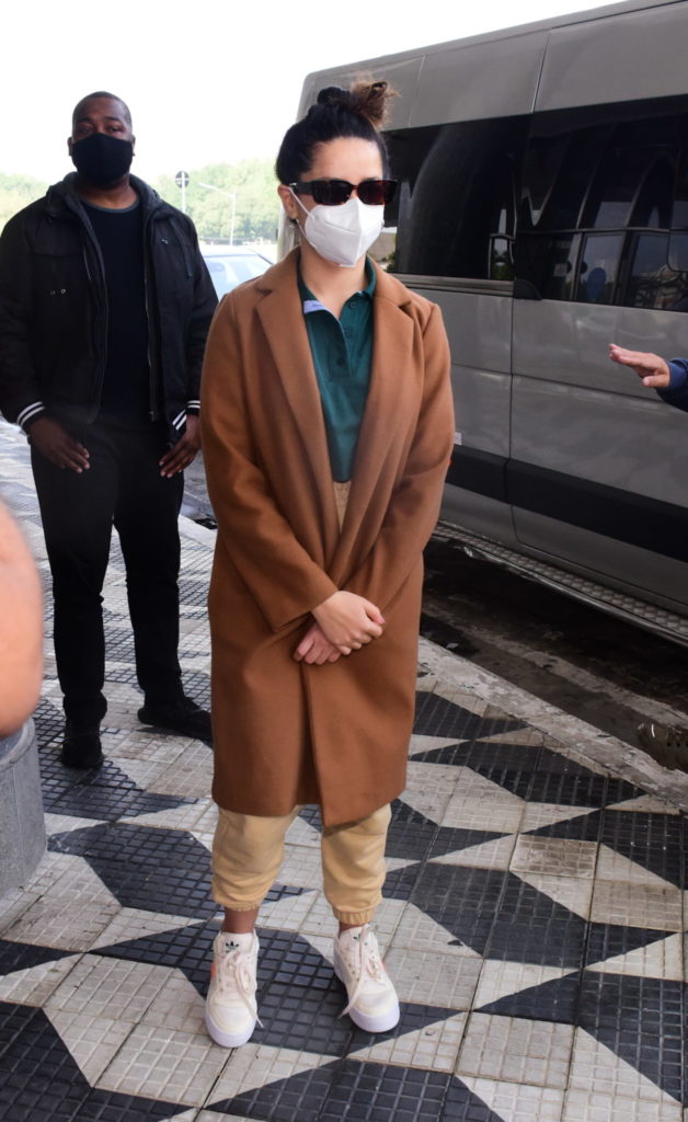 Juliette Freire no aeroporto