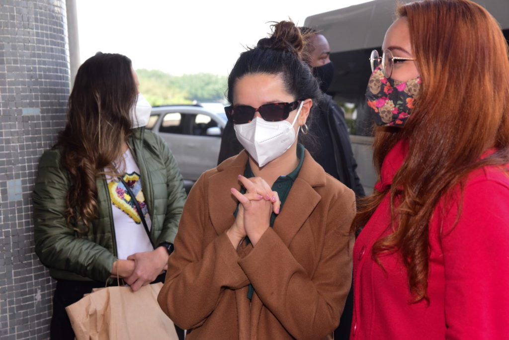 Juliette Freire no aeroporto