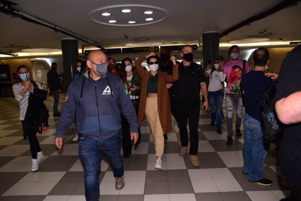 Juliette Freire no aeroporto