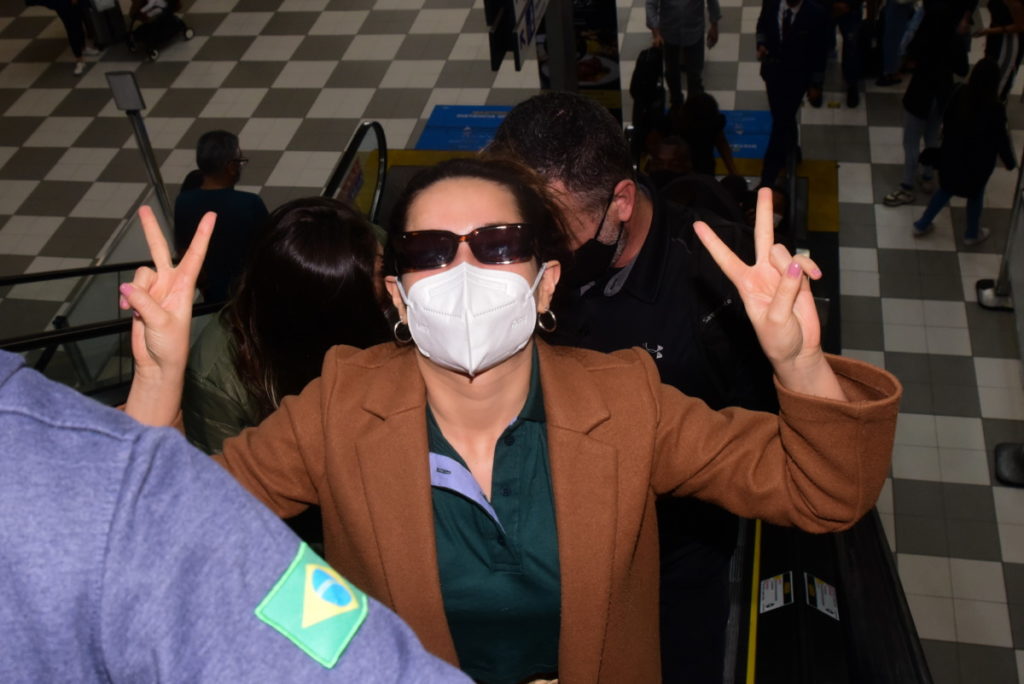 Juliette Freire acena em aeroporto