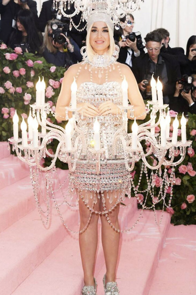 Katy Perry virou um candelabro humano no Met Gala 2019
