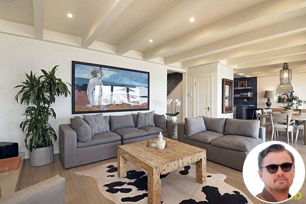 Mansão de Leonardo em Malibu: As salas de estar e de jantar são interligadas e também contam com janelas amplas