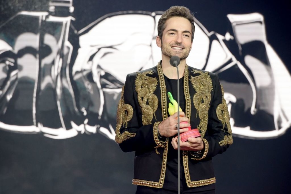 MIAW 2021: Thales Bretas recebe premio em nome do marido Paulo Gustavo