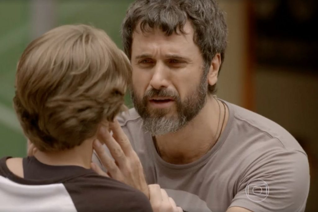Malhação - Gael implora para Karina ficar com ele.