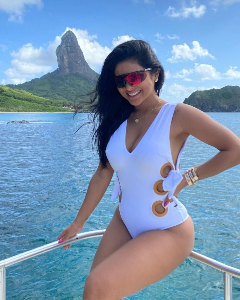 Mileide Mihaile de biquini branco