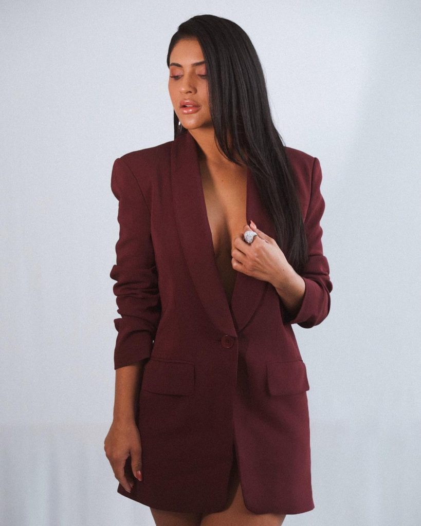 Mileide Mihaile de vestido vinho