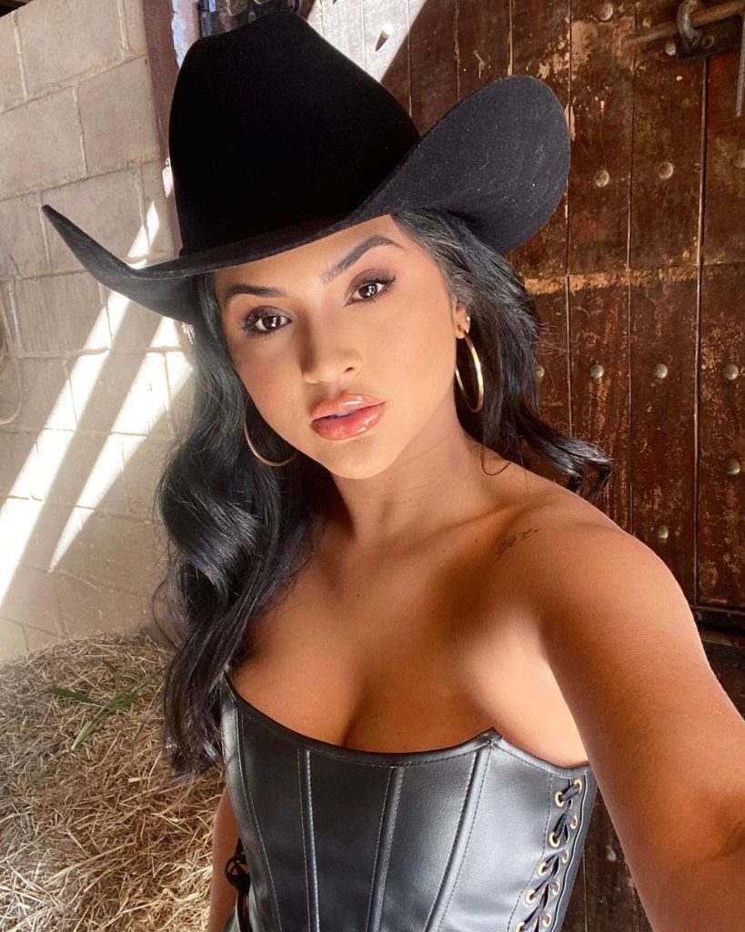 Mileide Mihaile de chapéu