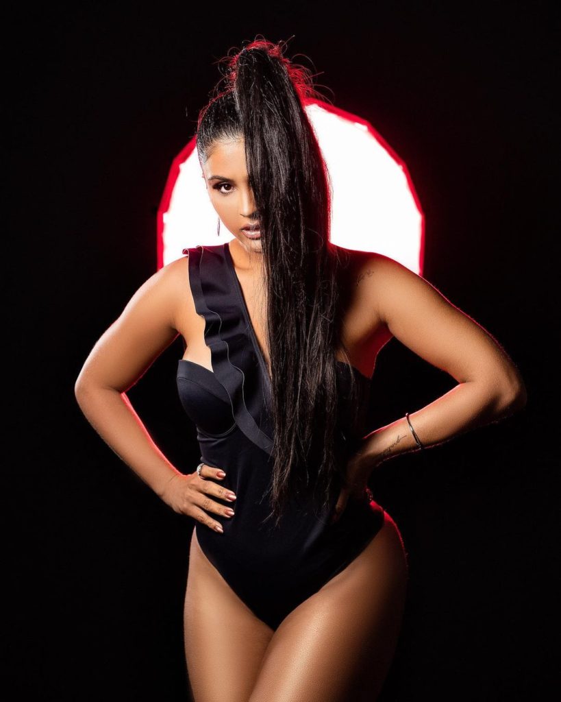 Mileide Mihaile de maiô preto