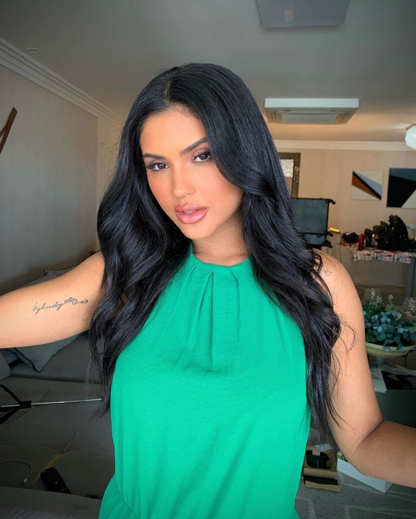 Mileide Mihaile de blusa verde