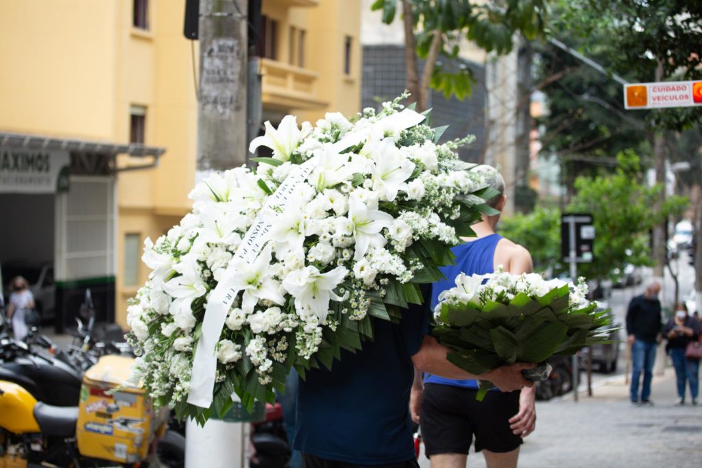 Flores e homenagens para Sergio Mamberti