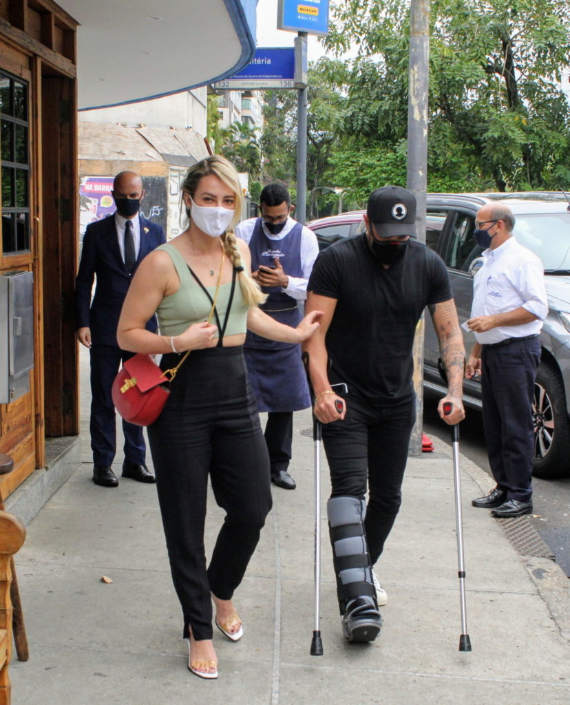 Paolla Oliveira e Diogo Nogueira deixando restaurante