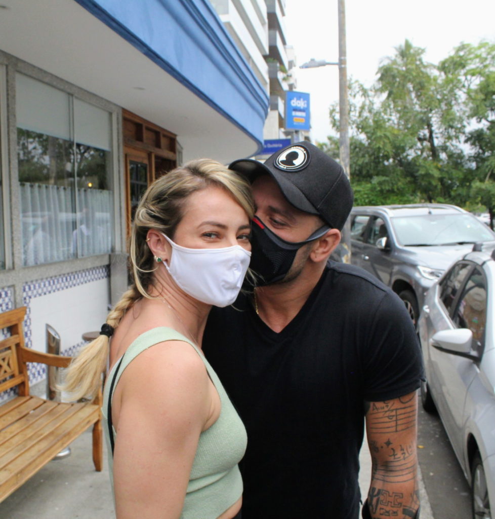 Diogo Nogueira beija Paolla Oliveira