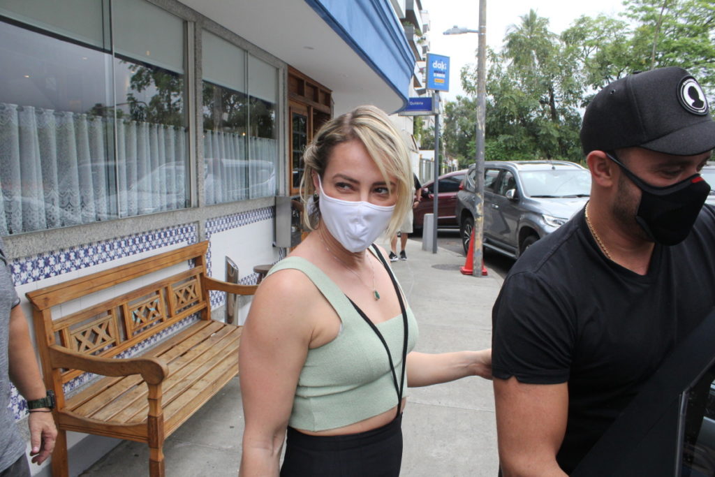 Paolla Oliveira e Diogo Nogueira deixando restaurante