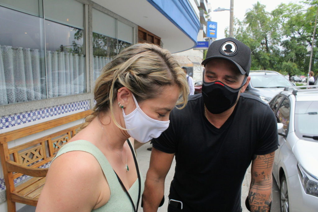 Paolla Oliveira e Diogo Nogueira deixando restaurante