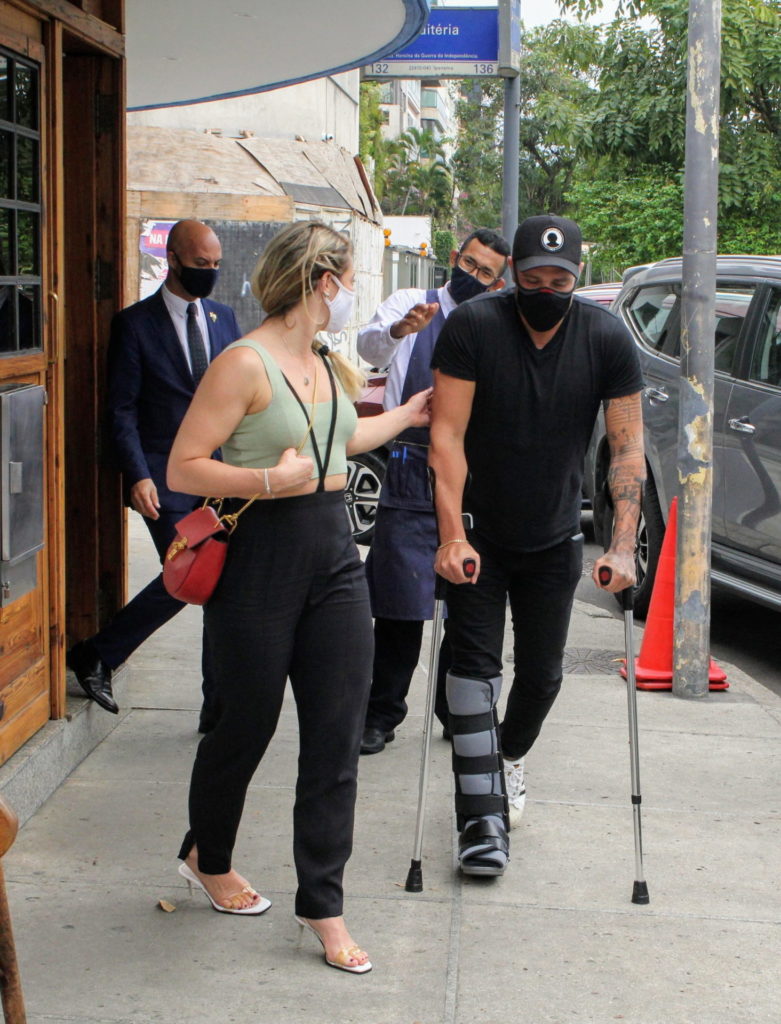 Paolla Oliveira e Diogo Nogueira deixando restaurante