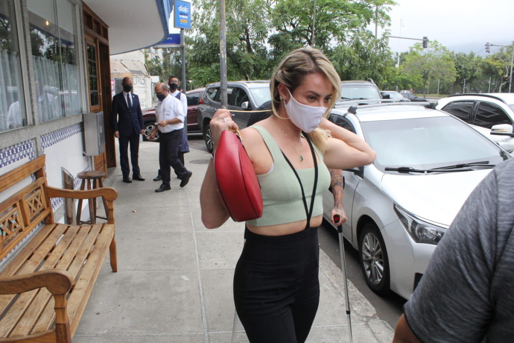 Paolla Oliveira deixando o local