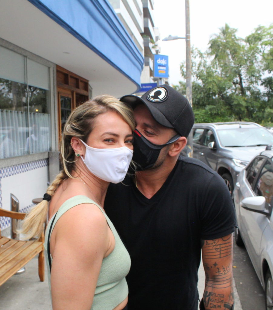 Diogo Nogueira beija Paolla Oliveira