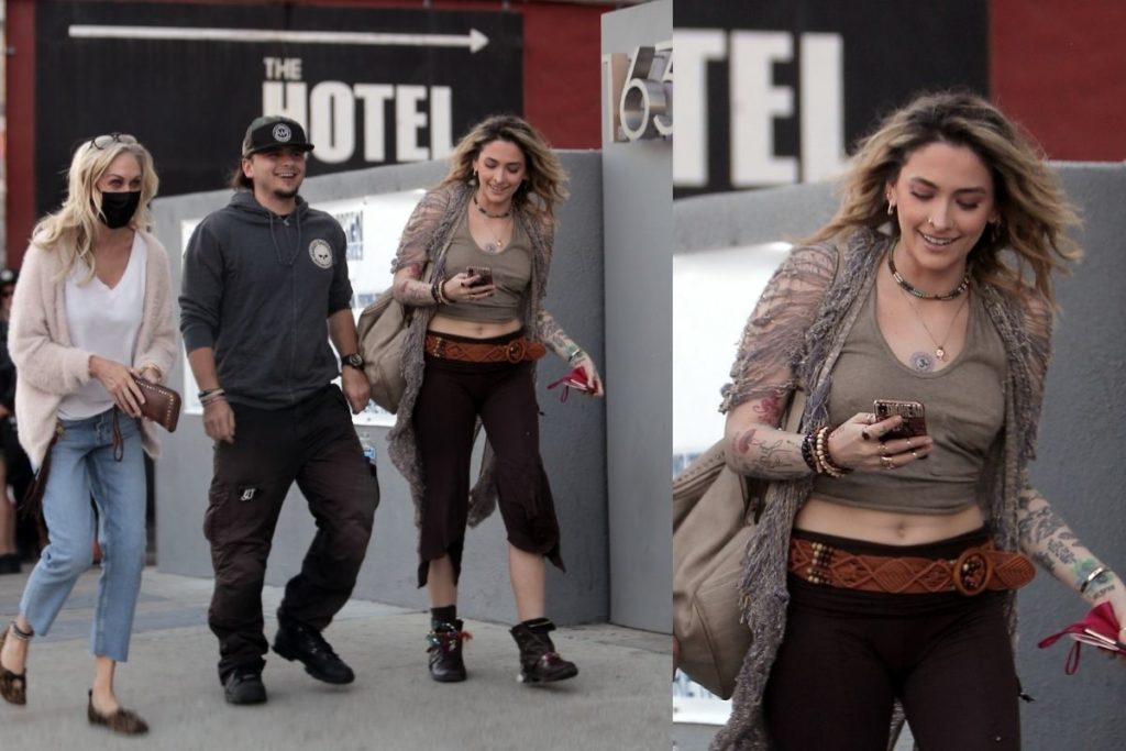 Paris Jackson e seu irmão Prince caminhando sorridentes (2)
