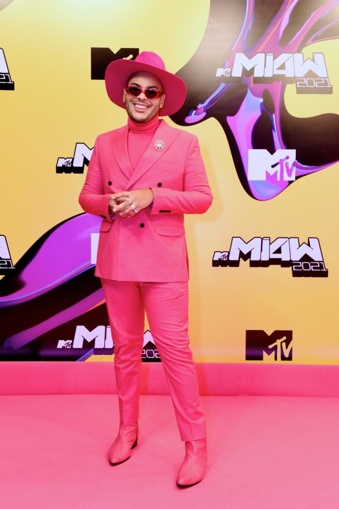 hugo-gloss-pink-carpet-mtv-miaw