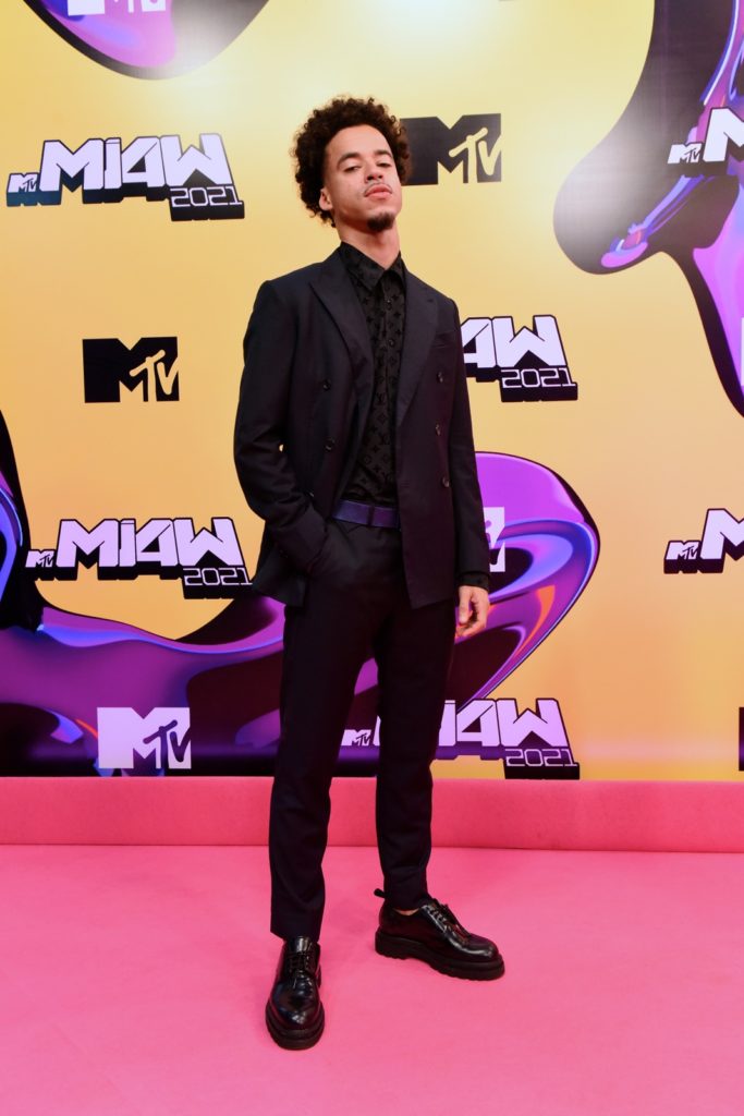 l7nnon-pink-carpet-mtv-miaw