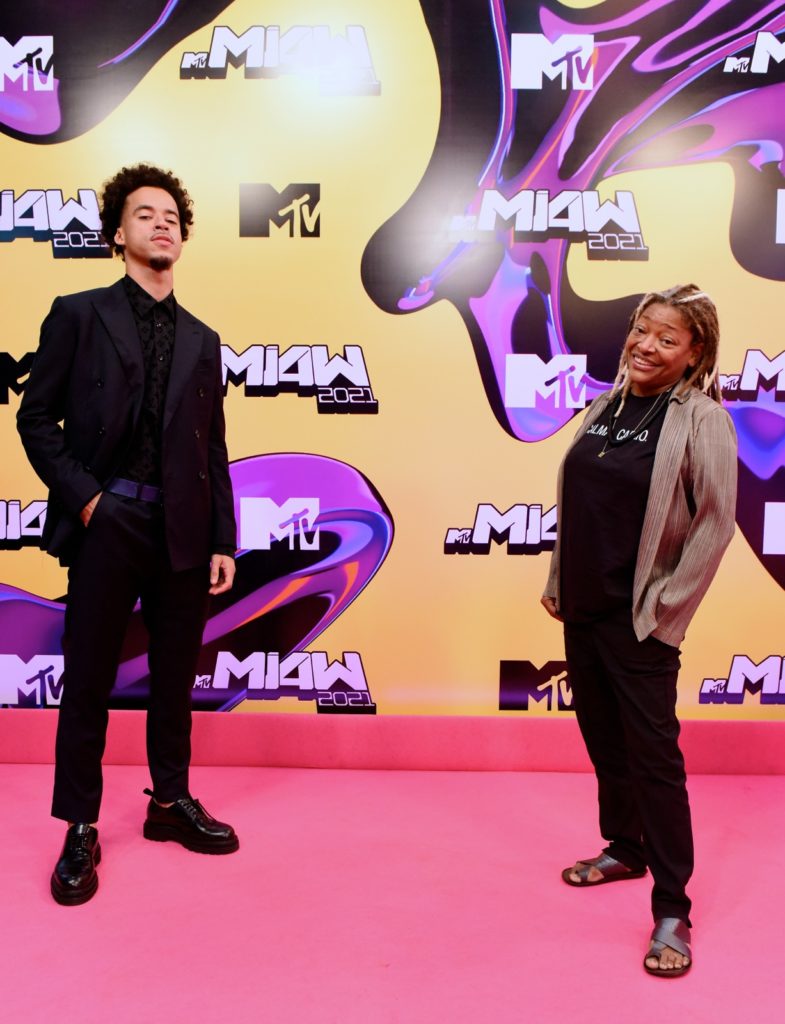 l7nnon-e-martnalia-mtv-miaw-pink-carpet