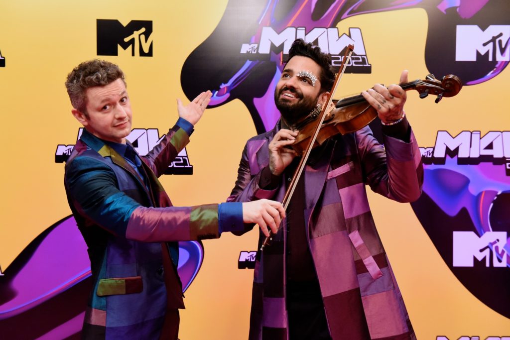 lucas-lima-e-lucas-silveira-pink-carpet-mtv-miaw